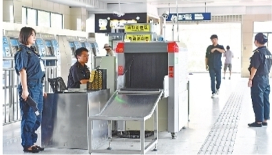 武漢市地鐵安檢員高溫下恪守 笑稱(chēng)“減肥瘦身”顯著